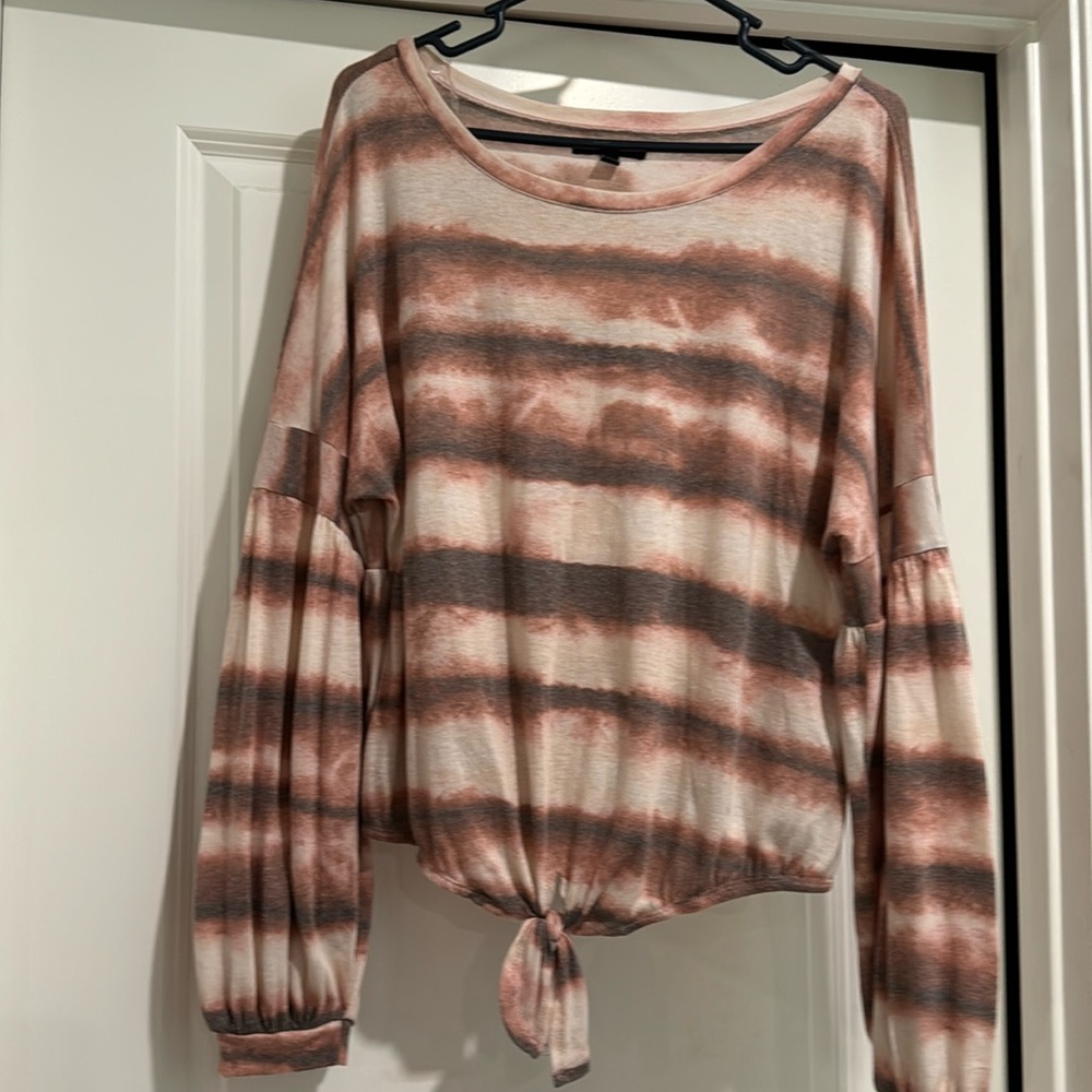 Women’s size medium top. Soft and stretchy material.